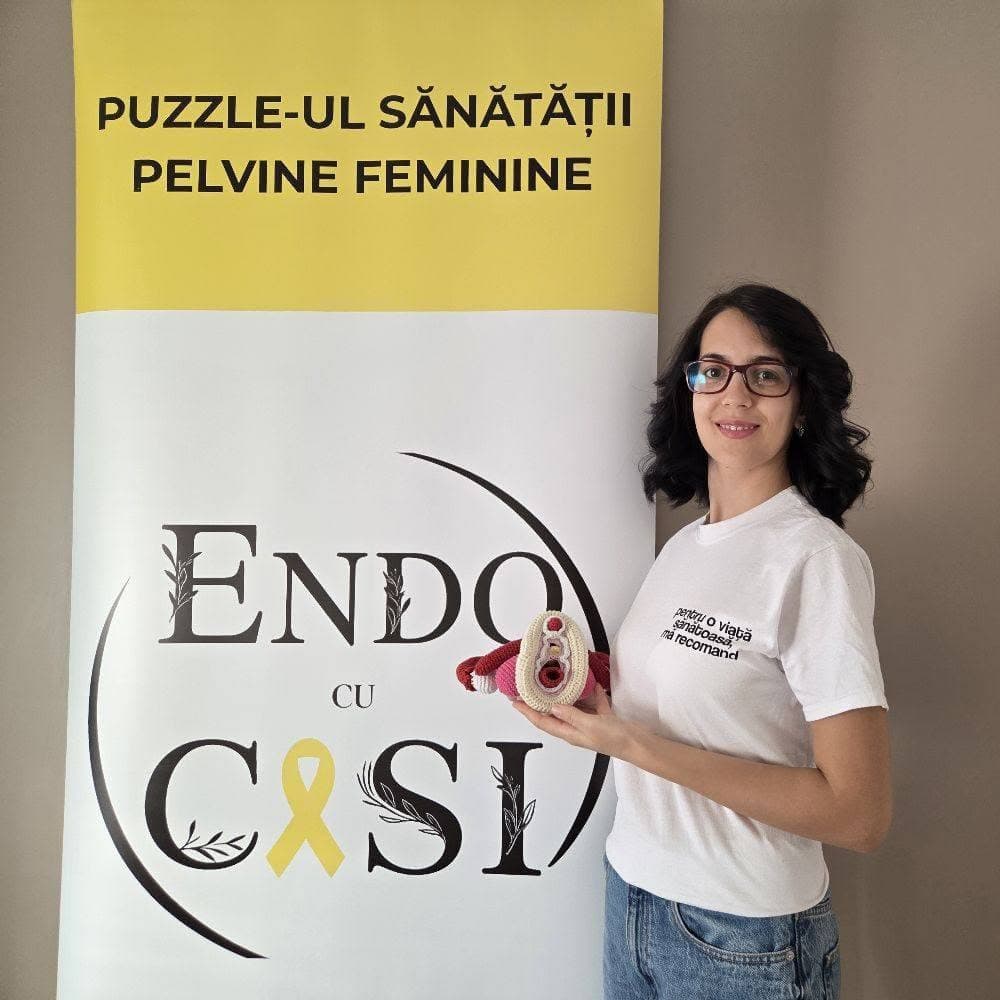 Dăianu Cerasela lângă bannerul „Puzzle-ul sănătății pelvine feminine · Endo cu Cesi”